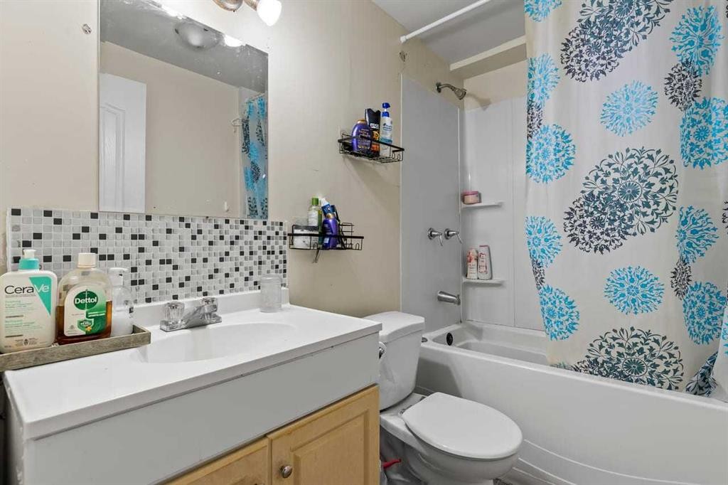 531 64 Avenue Nw, Calgary, AB - Indoor Photo Showing Bathroom