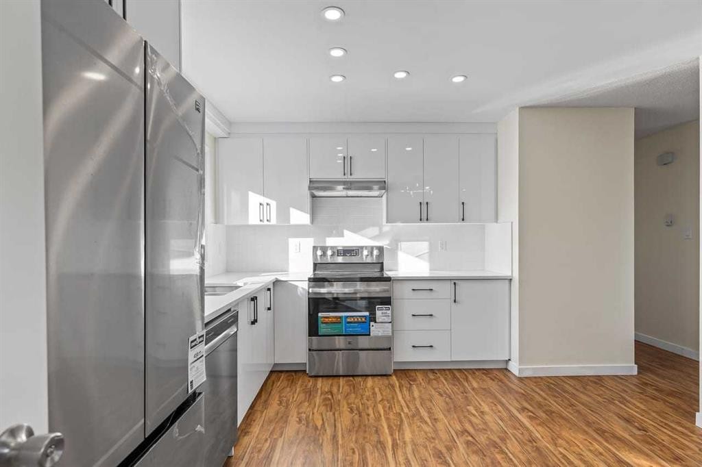 531 64 Avenue Nw, Calgary, AB - Indoor Photo Showing Kitchen With Upgraded Kitchen