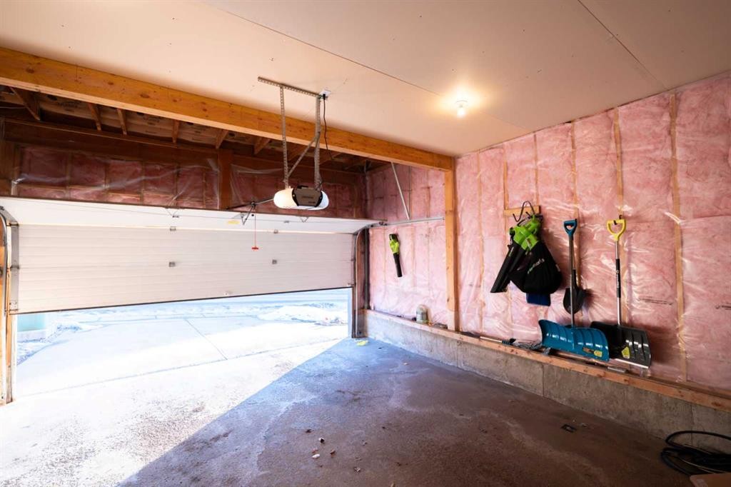 306 Rockyspring Circle Nw, Calgary, AB - Indoor Photo Showing Garage
