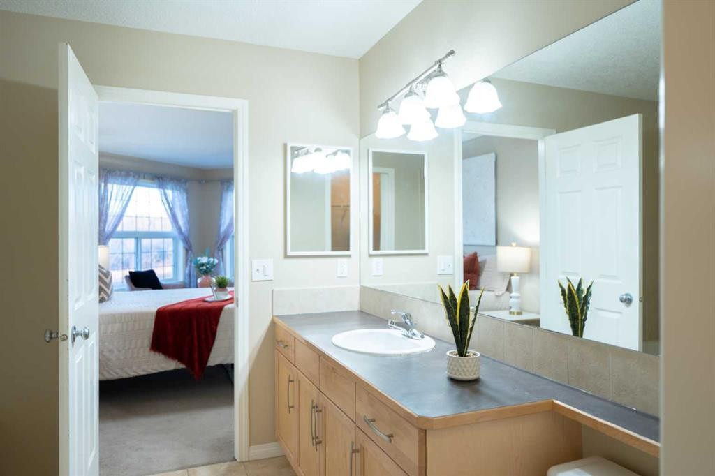 306 Rockyspring Circle Nw, Calgary, AB - Indoor Photo Showing Bathroom