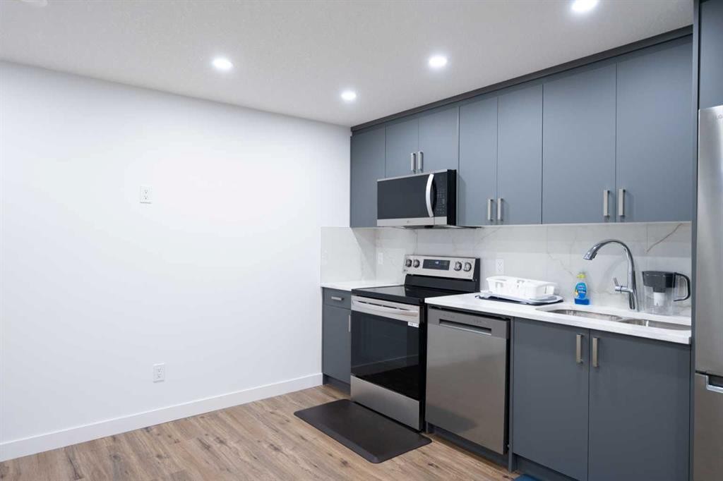 306 Rockyspring Circle Nw, Calgary, AB - Indoor Photo Showing Kitchen