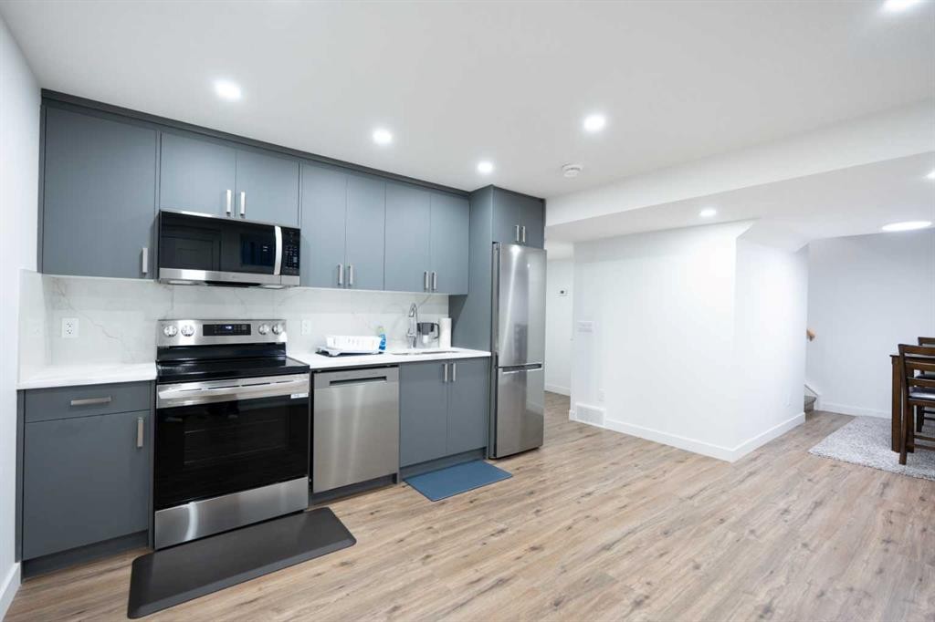 306 Rockyspring Circle Nw, Calgary, AB - Indoor Photo Showing Kitchen