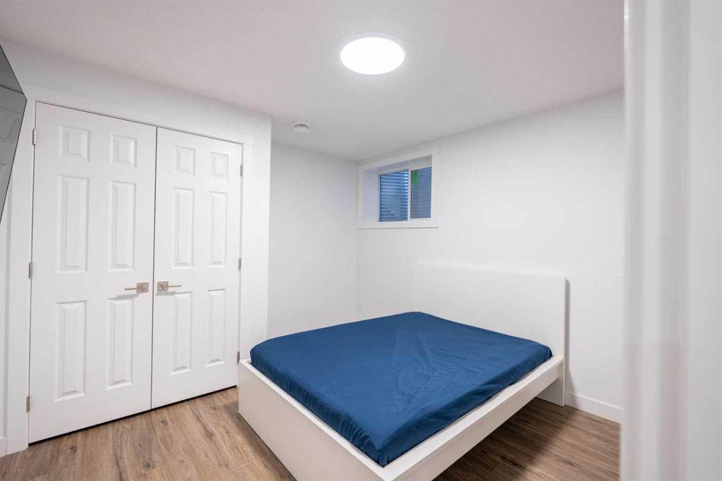 306 Rockyspring Circle Nw, Calgary, AB - Indoor Photo Showing Bedroom