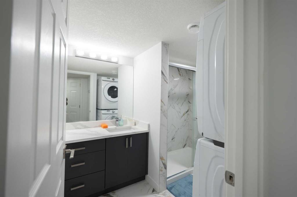 306 Rockyspring Circle Nw, Calgary, AB - Indoor Photo Showing Bathroom
