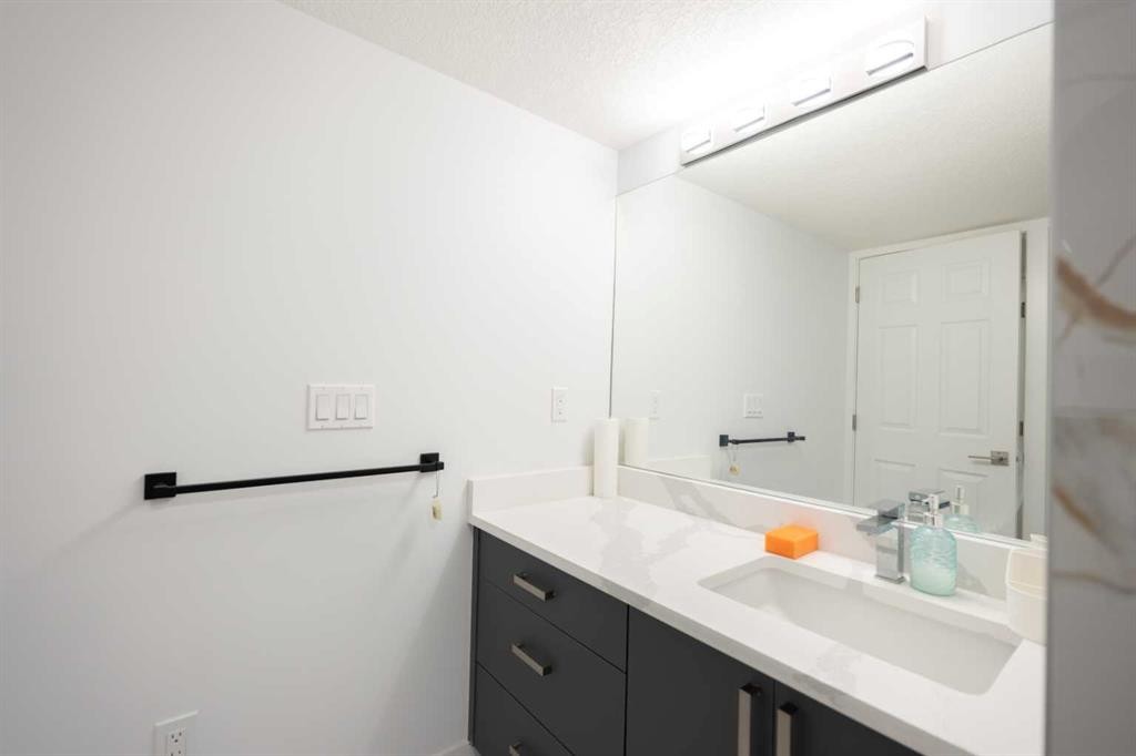 306 Rockyspring Circle Nw, Calgary, AB - Indoor Photo Showing Bathroom