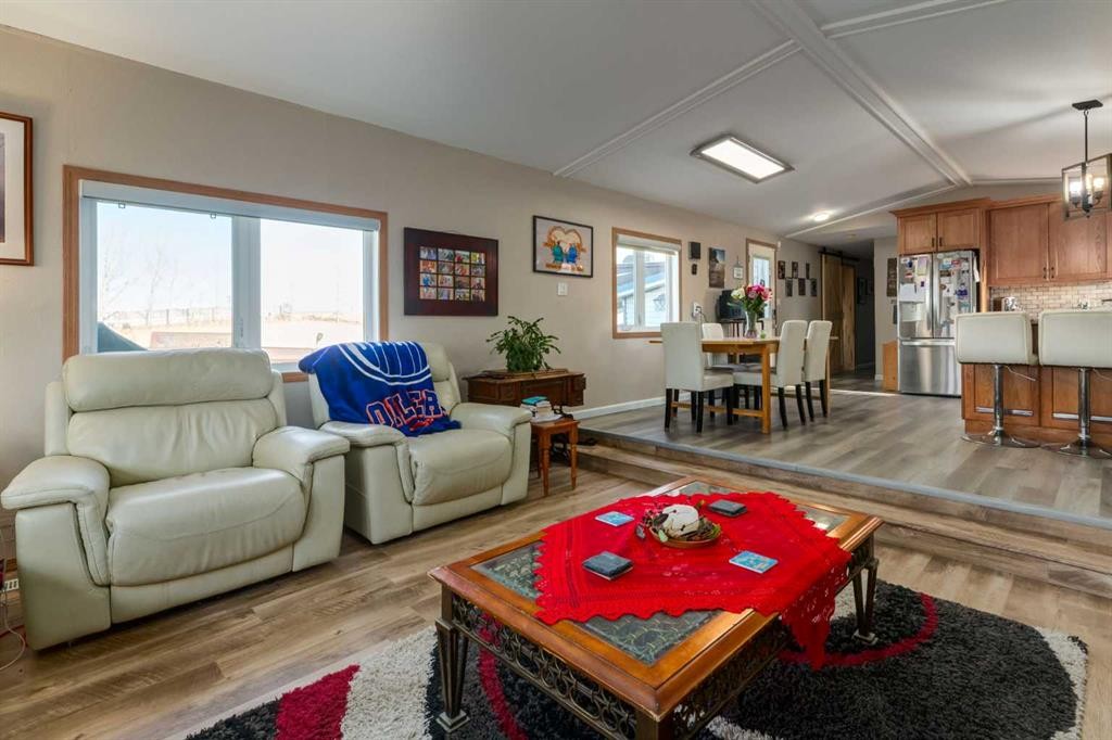 129-181043 Highway 550, Bassano, AB - Indoor Photo Showing Living Room