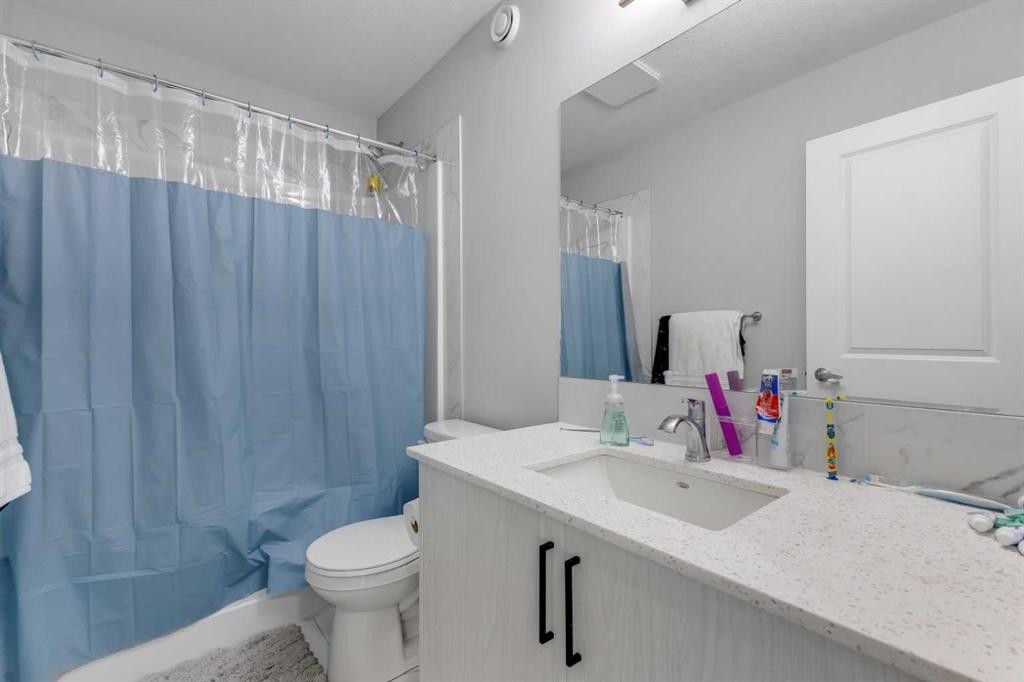 704 Creekstone Circle Sw, Calgary, AB - Indoor Photo Showing Bathroom