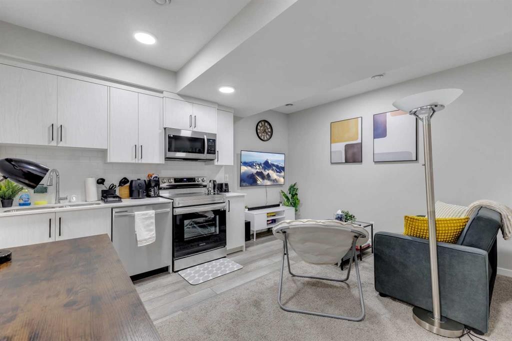 704 Creekstone Circle Sw, Calgary, AB - Indoor Photo Showing Kitchen