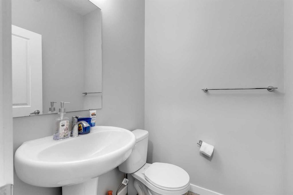 704 Creekstone Circle Sw, Calgary, AB - Indoor Photo Showing Bathroom