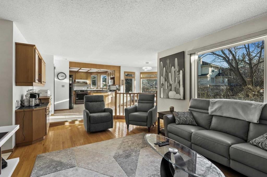 332 Hawkstone Close Nw, Calgary, AB - Indoor Photo Showing Living Room