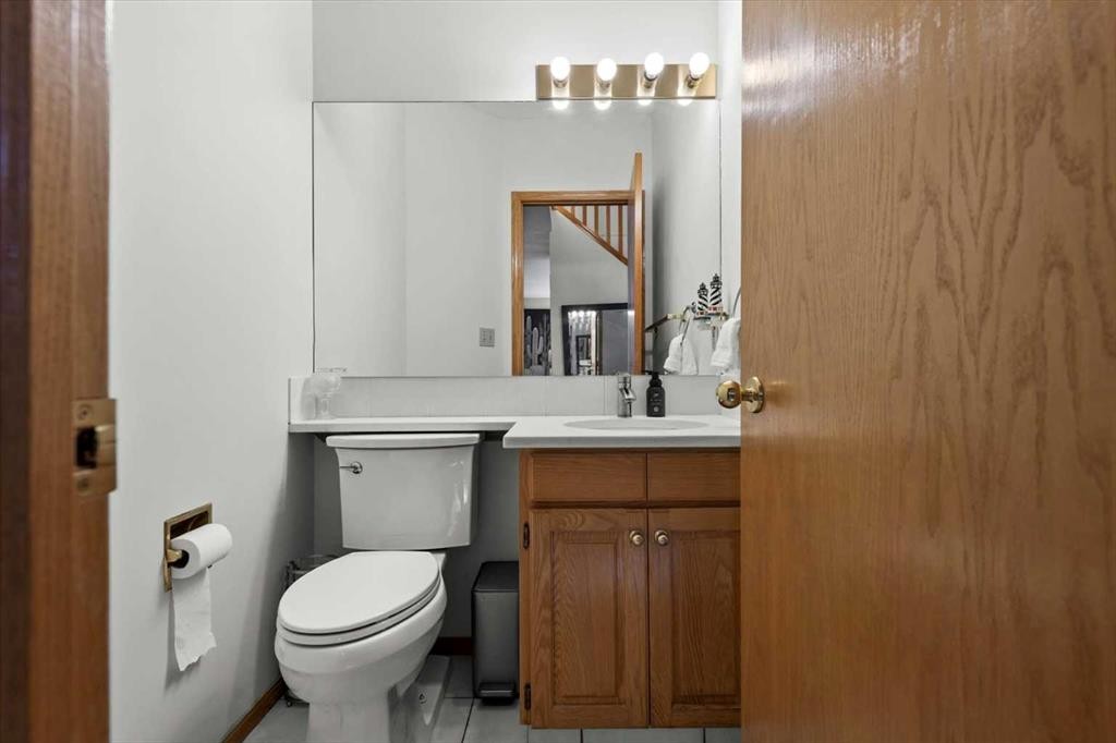 332 Hawkstone Close Nw, Calgary, AB - Indoor Photo Showing Bathroom
