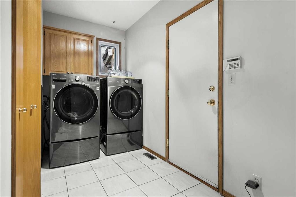 332 Hawkstone Close Nw, Calgary, AB - Indoor Photo Showing Laundry Room