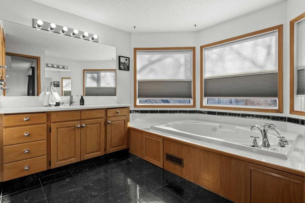 332 Hawkstone Close Nw, Calgary, AB - Indoor Photo Showing Bathroom