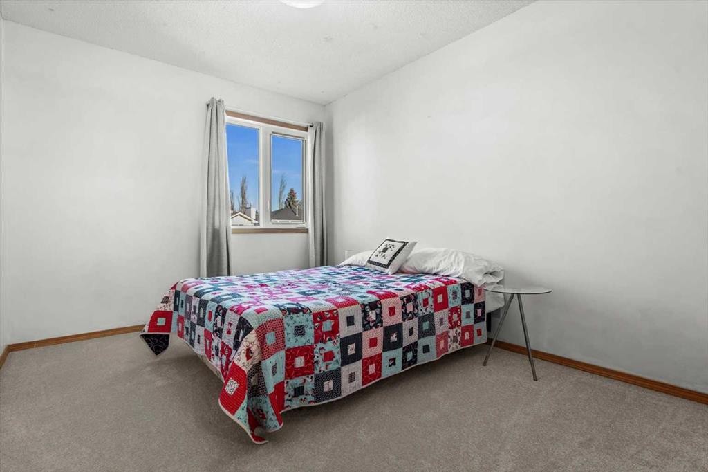 332 Hawkstone Close Nw, Calgary, AB - Indoor Photo Showing Bedroom