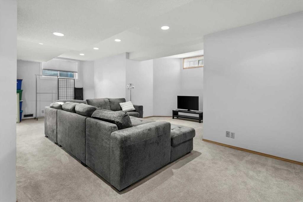 332 Hawkstone Close Nw, Calgary, AB - Indoor Photo Showing Other Room