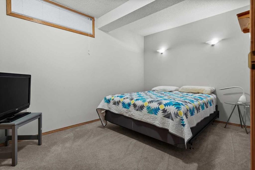 332 Hawkstone Close Nw, Calgary, AB - Indoor Photo Showing Bedroom