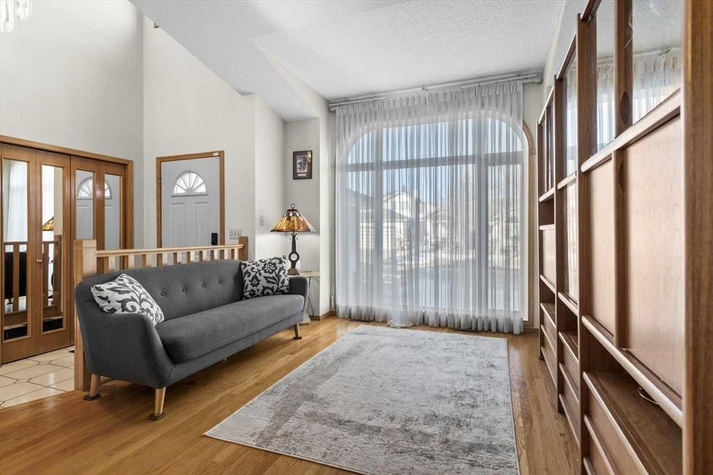 332 Hawkstone Close Nw, Calgary, AB - Indoor Photo Showing Living Room