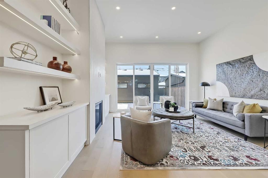 5020 21A Street Sw, Calgary, AB - Indoor Photo Showing Living Room