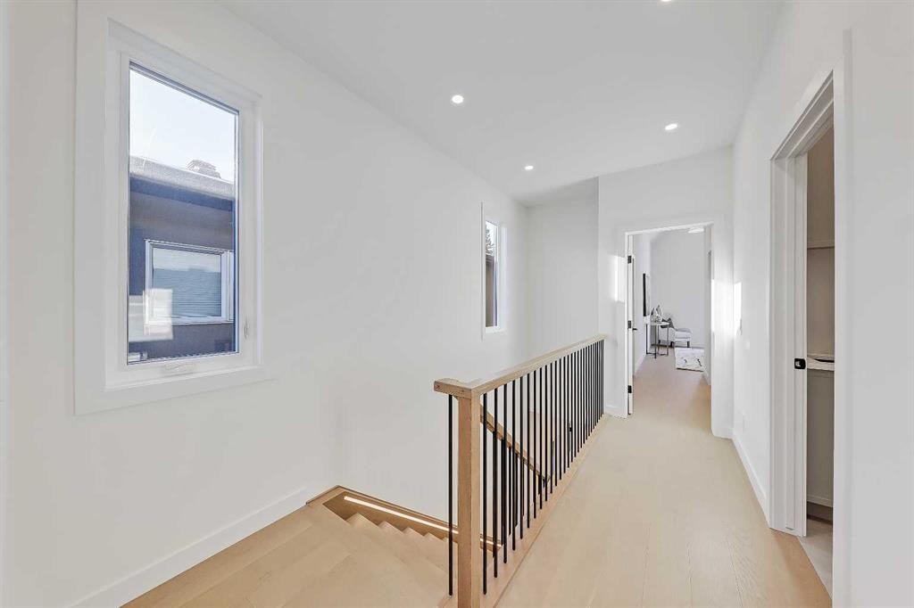 5020 21A Street Sw, Calgary, AB - Indoor Photo Showing Other Room