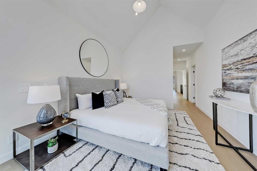 5020 21A Street Sw, Calgary, AB - Indoor Photo Showing Bedroom