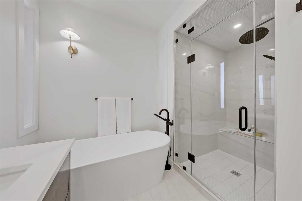 5020 21A Street Sw, Calgary, AB - Indoor Photo Showing Bathroom