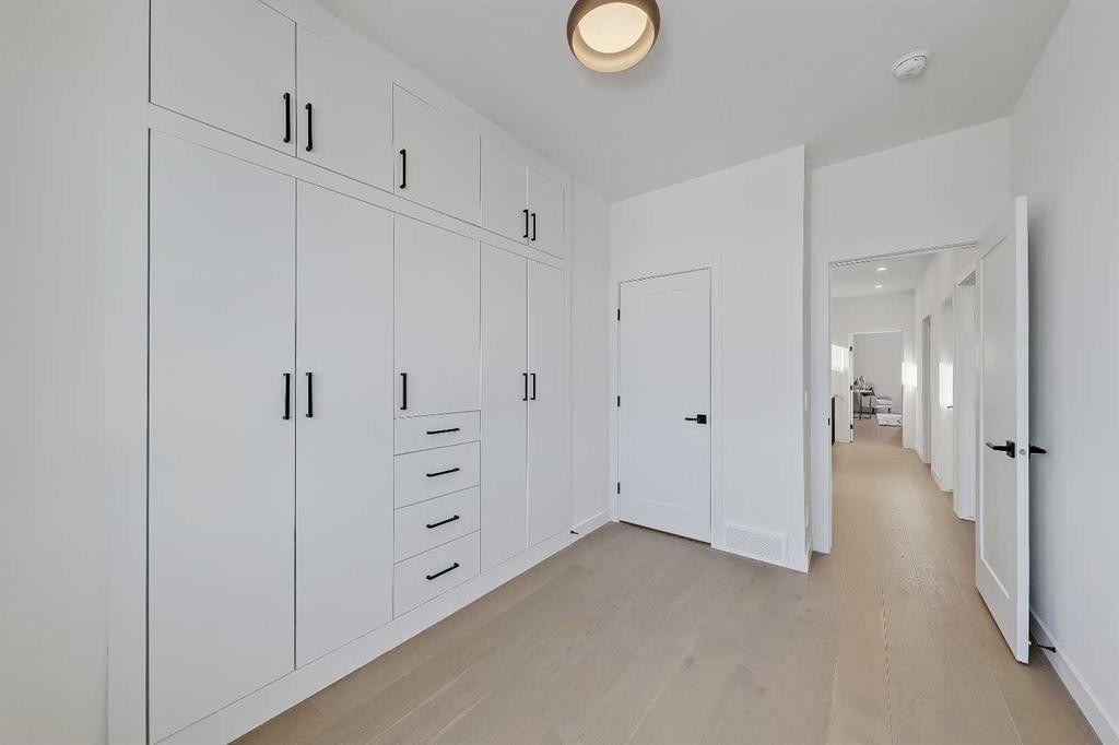 5020 21A Street Sw, Calgary, AB - Indoor Photo Showing Other Room