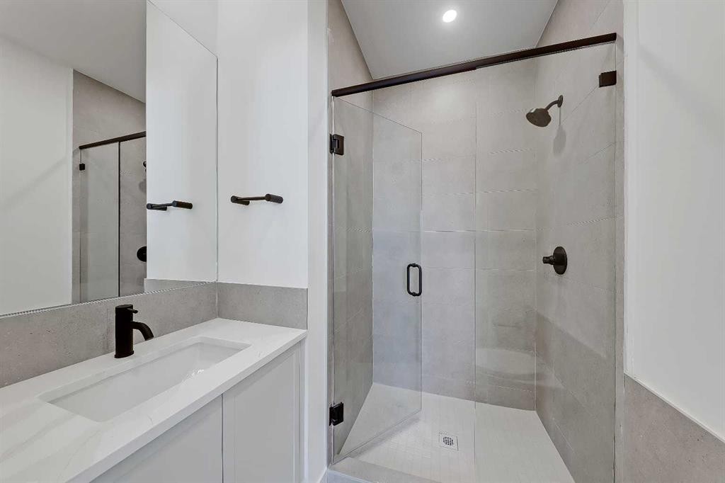 5020 21A Street Sw, Calgary, AB - Indoor Photo Showing Bathroom