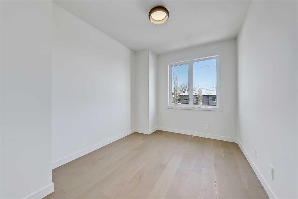 5020 21A Street Sw, Calgary, AB - Indoor Photo Showing Other Room