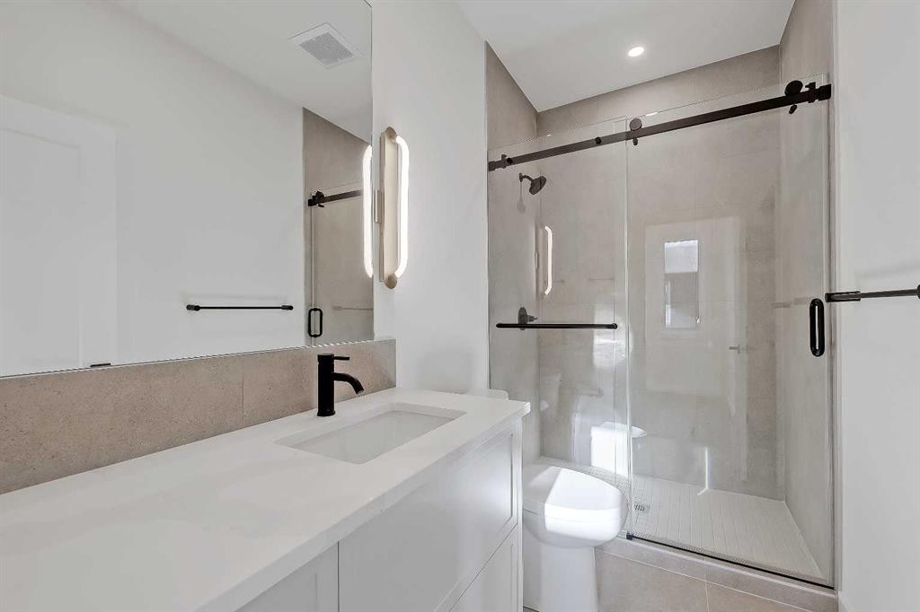 5020 21A Street Sw, Calgary, AB - Indoor Photo Showing Bathroom