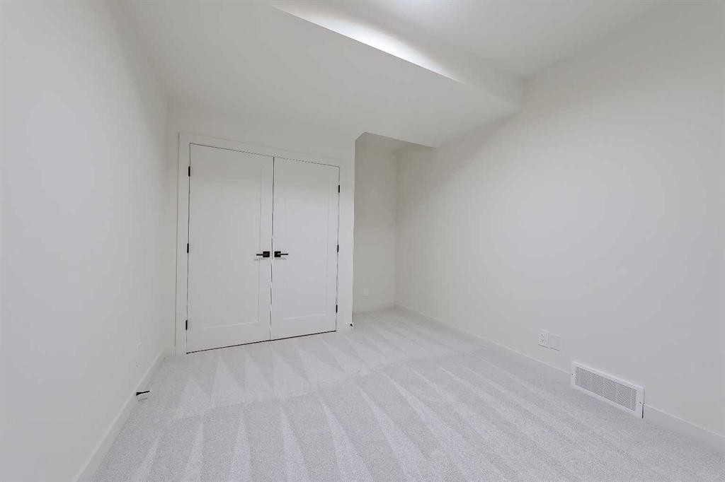 5020 21A Street Sw, Calgary, AB - Indoor Photo Showing Other Room