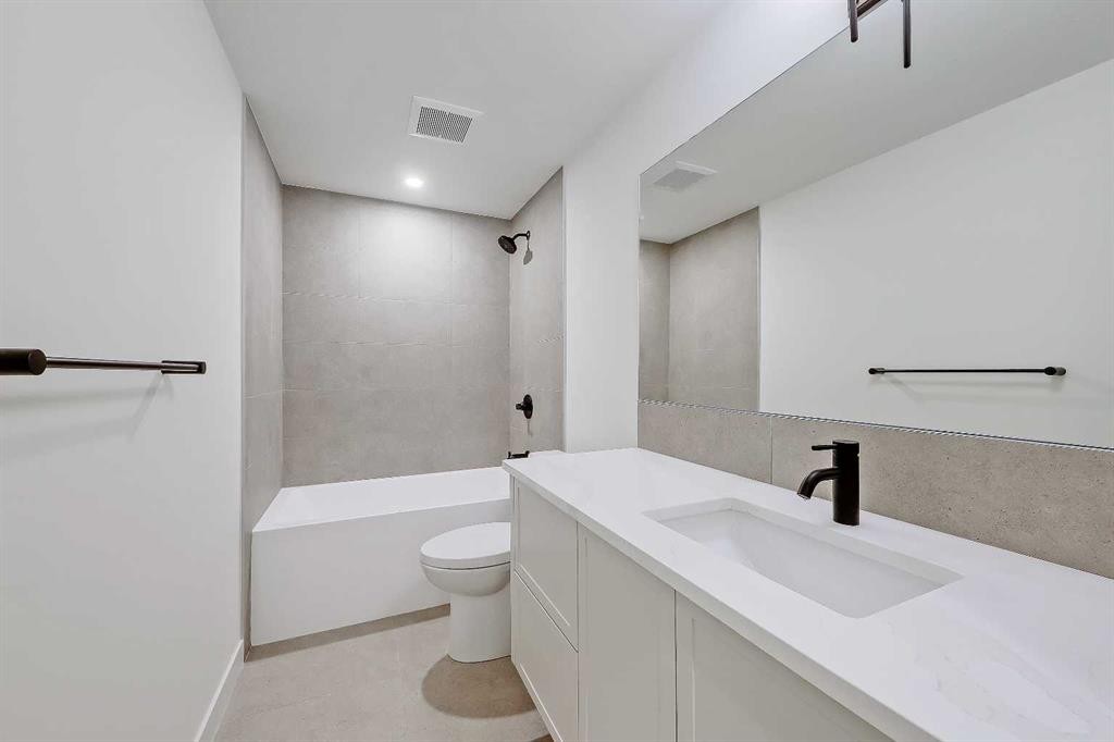5020 21A Street Sw, Calgary, AB - Indoor Photo Showing Bathroom