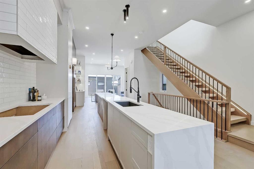 5020 21A Street Sw, Calgary, AB - Indoor Photo Showing Kitchen With Upgraded Kitchen