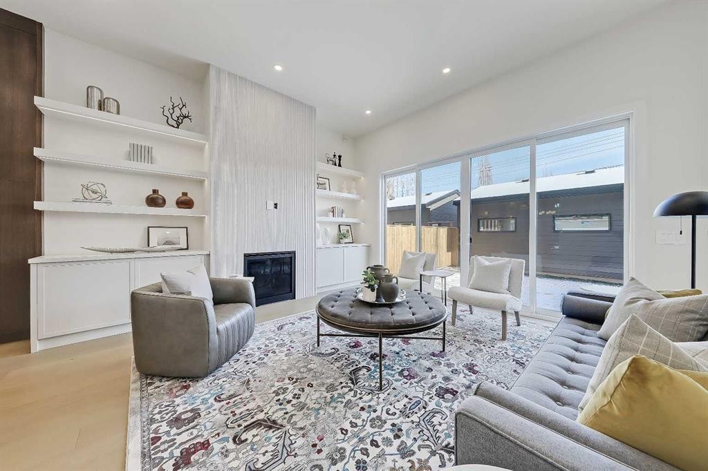 5020 21A Street Sw, Calgary, AB - Indoor Photo Showing Living Room