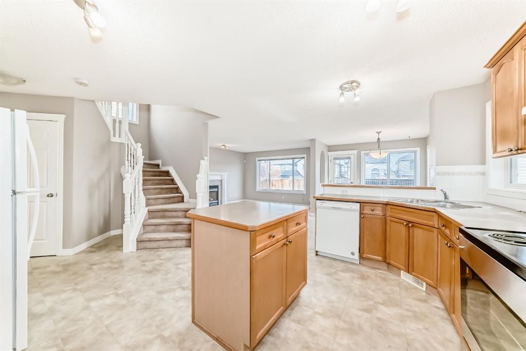 269 Covewood Circle Ne, Calgary, AB - Indoor Photo Showing Kitchen With Double Sink