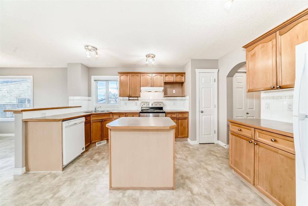 269 Covewood Circle Ne, Calgary, AB - Indoor Photo Showing Kitchen With Double Sink