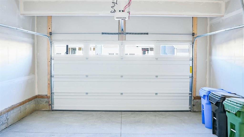 41 Cityside View Ne, Calgary, AB - Indoor Photo Showing Garage