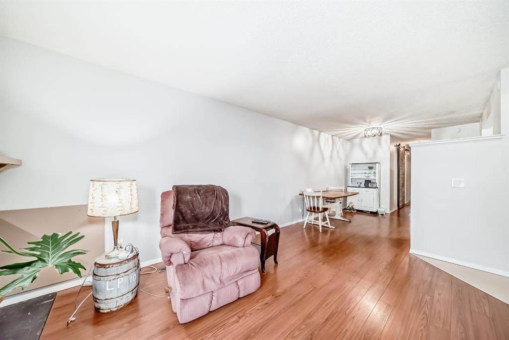 1802-3500 Varsity Drive Nw, Calgary, AB - Indoor Photo Showing Living Room