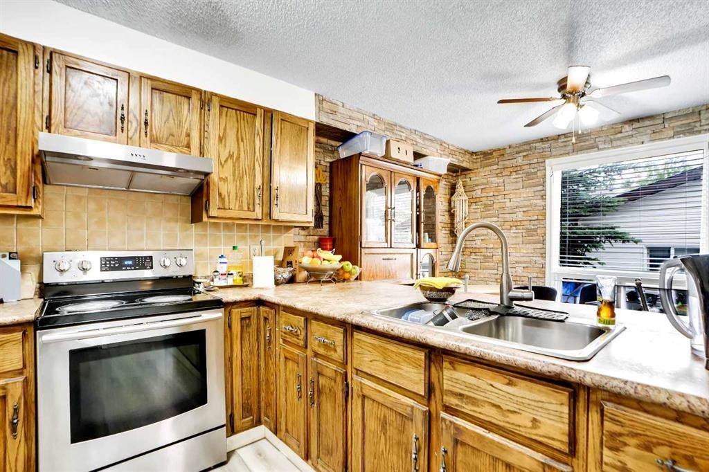 48 Templeridge Crescent Ne, Calgary, AB - Indoor Photo Showing Kitchen