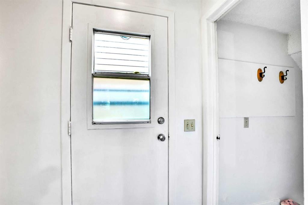 48 Templeridge Crescent Ne, Calgary, AB - Indoor Photo Showing Other Room