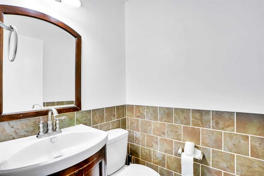 48 Templeridge Crescent Ne, Calgary, AB - Indoor Photo Showing Bathroom