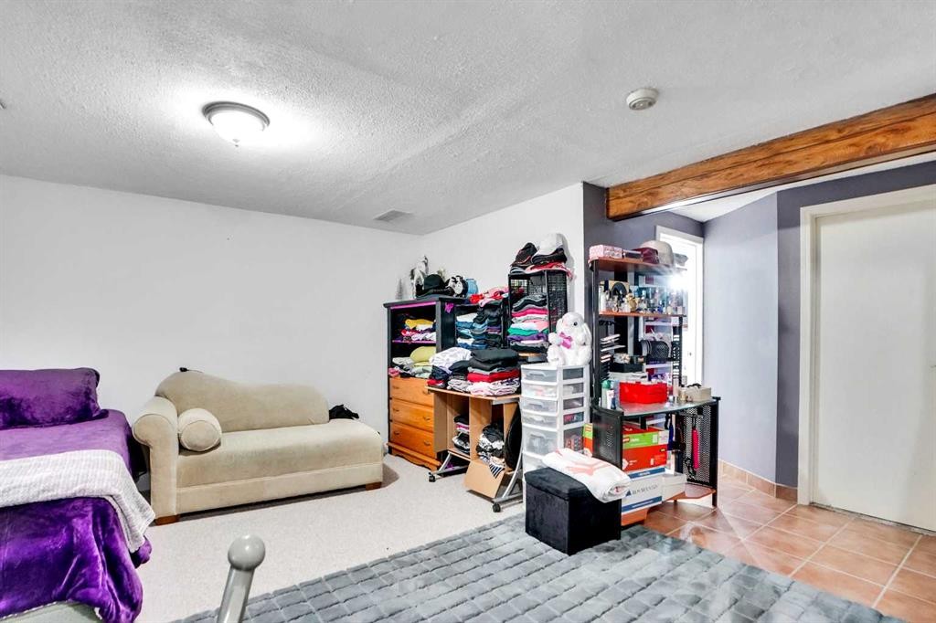 48 Templeridge Crescent Ne, Calgary, AB - Indoor Photo Showing Other Room