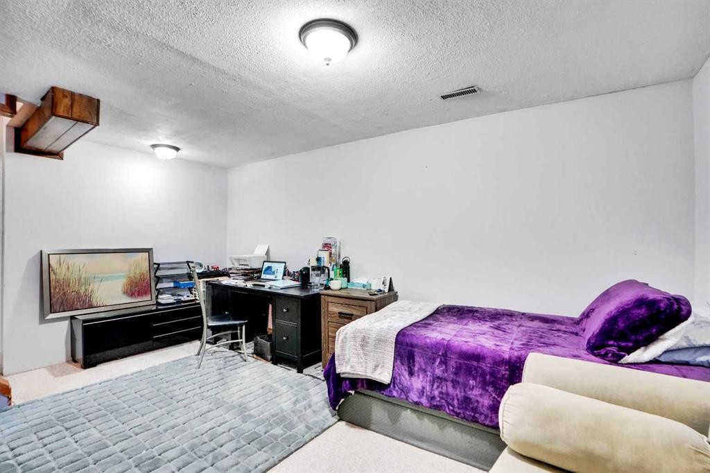 48 Templeridge Crescent Ne, Calgary, AB - Indoor Photo Showing Other Room