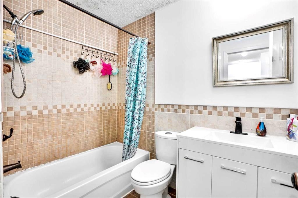 48 Templeridge Crescent Ne, Calgary, AB - Indoor Photo Showing Bathroom