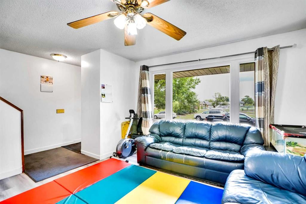 48 Templeridge Crescent Ne, Calgary, AB - Indoor Photo Showing Living Room