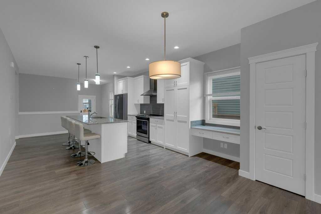 137 Willow Park North, Cochrane, AB - Indoor Photo Showing Kitchen With Upgraded Kitchen