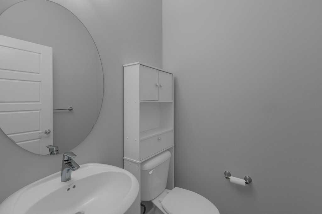 137 Willow Park North, Cochrane, AB - Indoor Photo Showing Bathroom