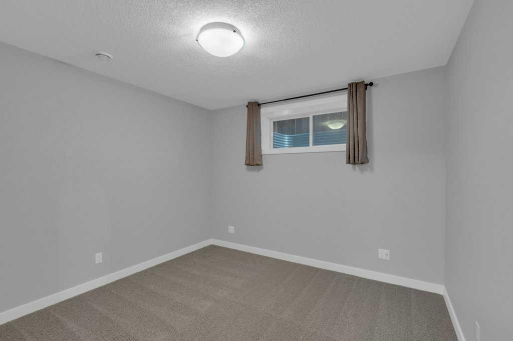 137 Willow Park North, Cochrane, AB - Indoor Photo Showing Other Room