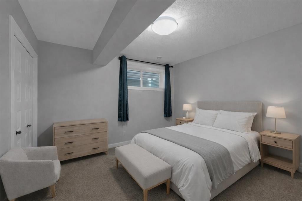 137 Willow Park North, Cochrane, AB - Indoor Photo Showing Bedroom