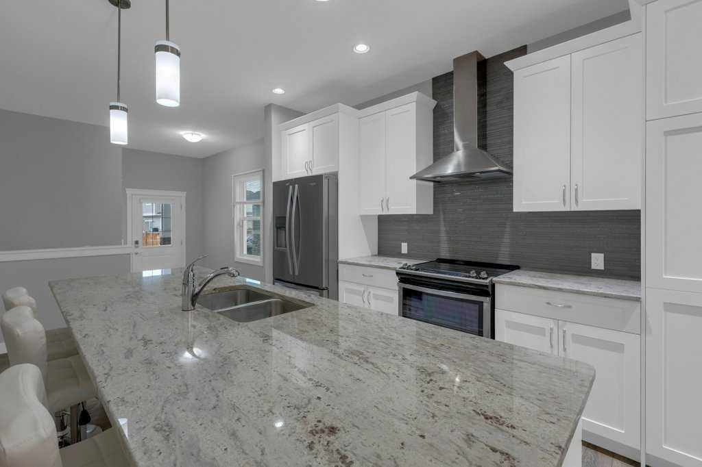 137 Willow Park North, Cochrane, AB - Indoor Photo Showing Kitchen With Stainless Steel Kitchen With Double Sink With Upgraded Kitchen