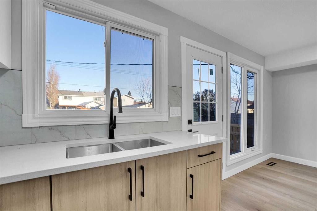 7842 21A Street Se, Calgary, AB - Indoor Photo Showing Kitchen